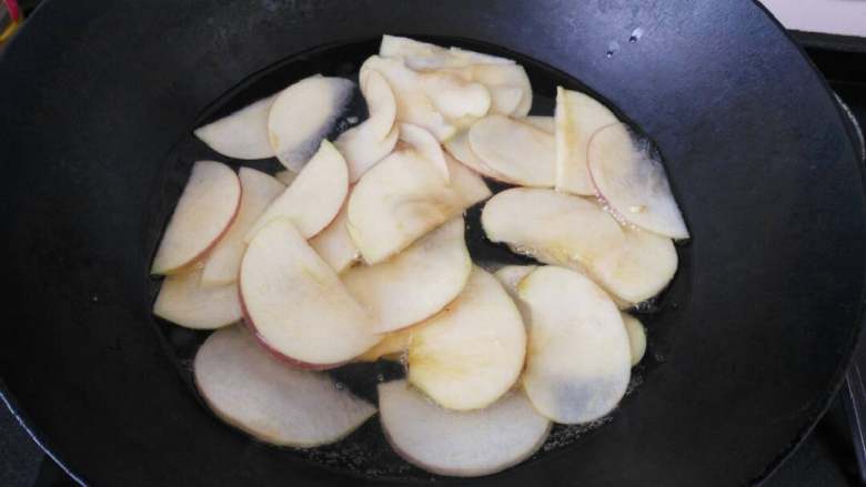 ≈苹果玫瑰花≈#甜蜜美味#,把苹果放入锅中煮2分钟左右，变软即可