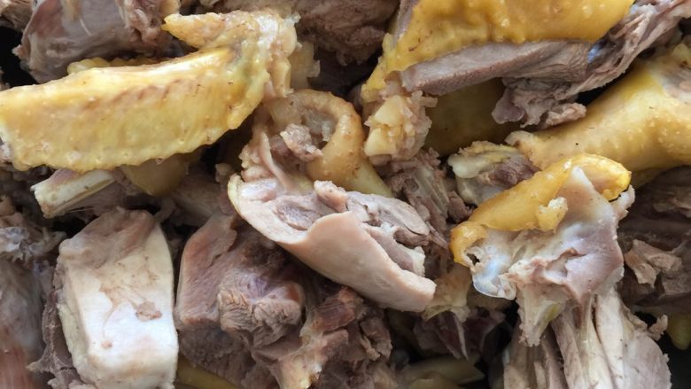 香菇炖鸡,冷水下锅冒一下肉块冒好盛出备用