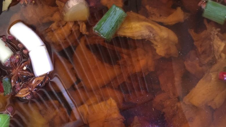 香菇炖鸡,锅中放入干净的凉水   把所有作料放锅里   香菇暂时不放   把肉块一起放锅里