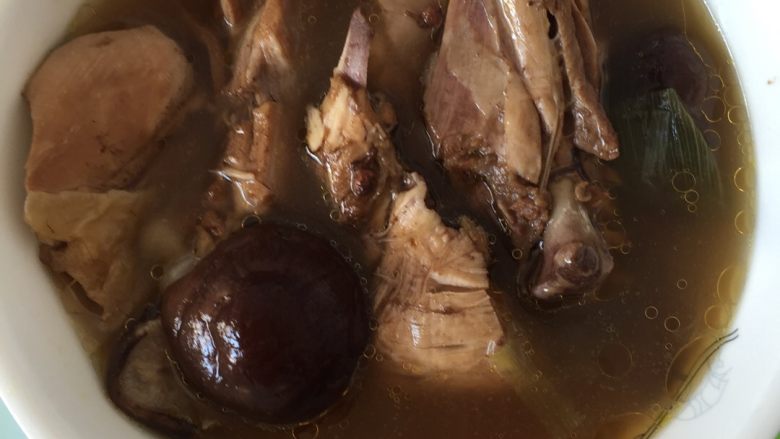 香菇炖鸡,水开转小火炖半小时把洗干净的香菇放锅里一起炖   炖到肉块熟的时候加入适当的盐   等肉熟了放入一点点香油就好了