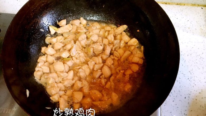 咖喱鸡肉饭,把鸡肉丁炒熟，加适量盐。