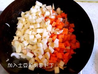 咖喱鸡肉饭,放入胡萝卜和土豆