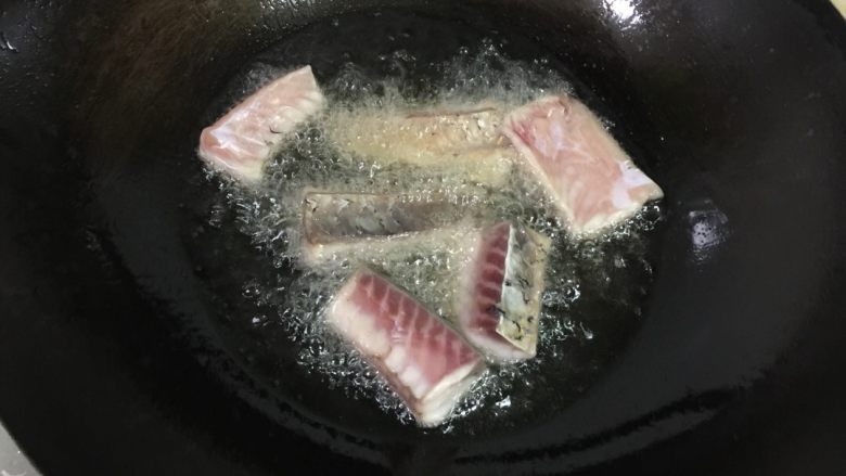 武汉版糍粑鱼,腌制好后把鱼块取出来放在厨房纸上吸干水分（以免溅油），然后放在热油锅里炸。