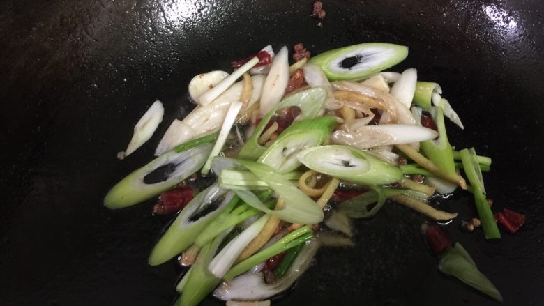 武汉版糍粑鱼,锅底留少许热油.，将先前腌制鱼块的各种作料去掉水分，小火翻炒出香味（如果喜欢麻辣味浓一点的，可以再添加一些花椒和干辣椒）。