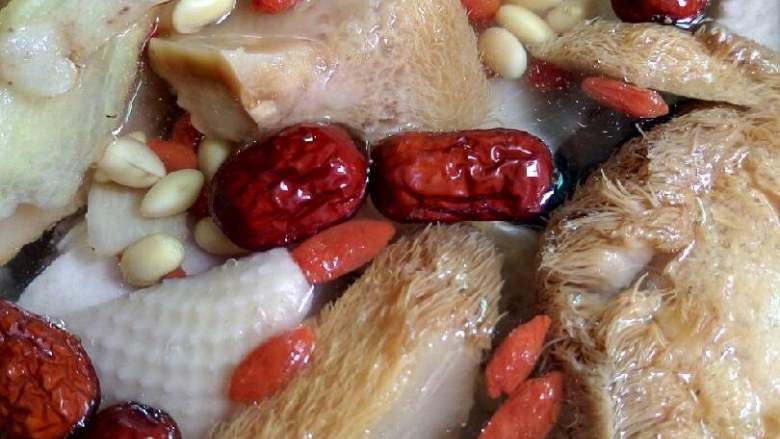 猴头菇花胶鸡汤,将所有煲汤材料和鸡肉放入锅中。大火煲滚后，用小火煲90分钟。