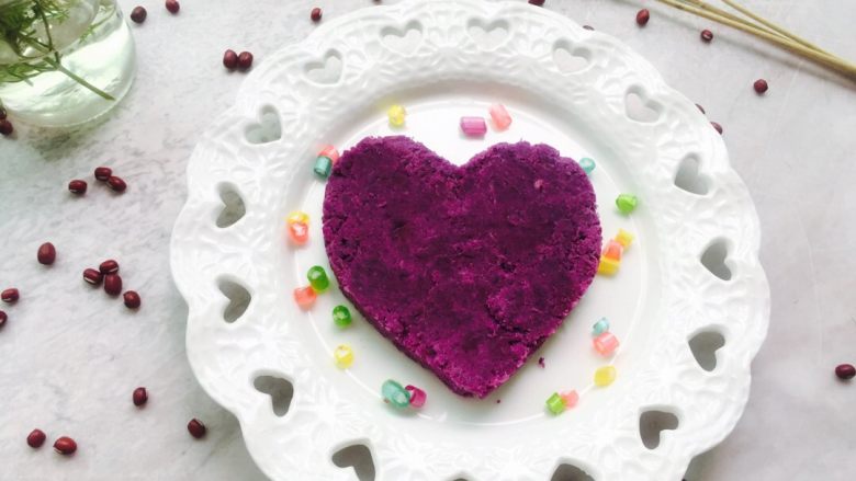 彩虹紫薯酸奶#甜蜜美味#,放入模具中，成心型。加入糖果