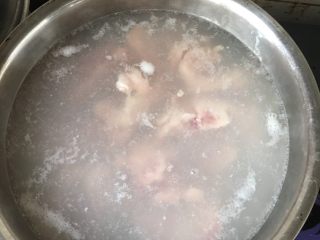 高压锅土豆炖排骨,排骨放凉水锅里焯水