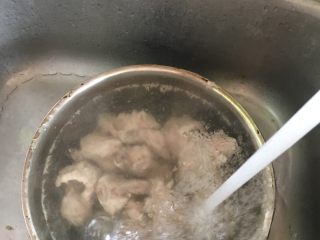 高压锅土豆炖排骨,焯水的排骨洗净