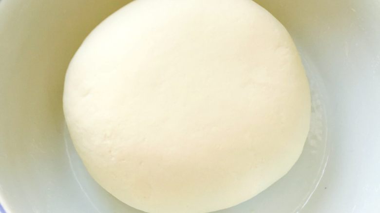 西葫芦海米饺子#有个故事#,清水里加一点盐和面、这样和的面有筋道、醒发半个小时