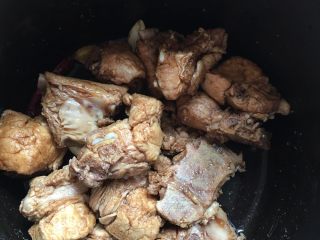 高压锅土豆炖排骨,腌制的排骨可以再搅拌一下上上色