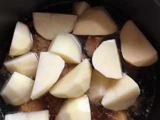 高压锅土豆炖排骨,高压锅内加入适量水，不超过土豆为宜，（我家高压锅不费水），那么现在就可以放入锅里高压8分钟左右就OK了