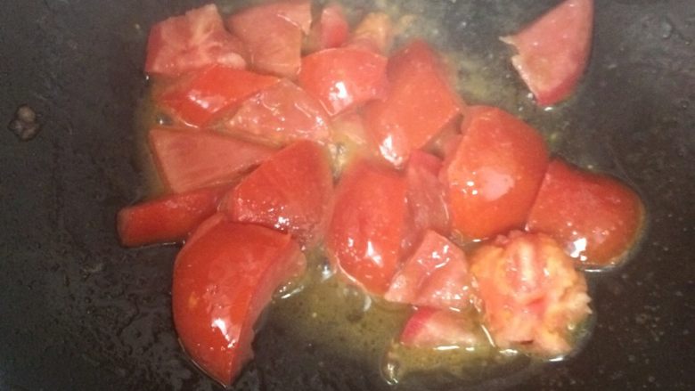西红柿鸡蛋疙瘩汤,锅热，放入适量的油，放入<a style='color:red;display:inline-block;' href='/shicai/ 700'>花椒</a>，等油开始冒烟，倒入西红柿，翻炒