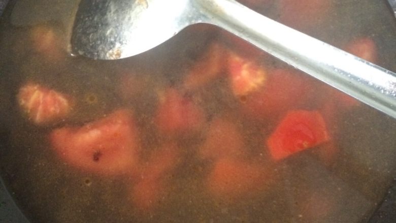 西红柿鸡蛋疙瘩汤,倒入凉水 大火煮开（我这边做的是一人份，所以放入了一碗水，大家可以根据人数放水）