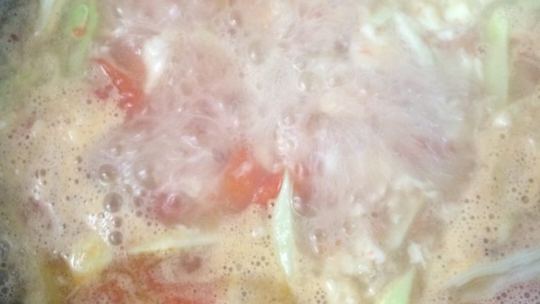 西红柿鸡蛋疙瘩汤,倒的时候也是有技巧的  边倒面，边在锅中快速搅拌，以防止成为大块面