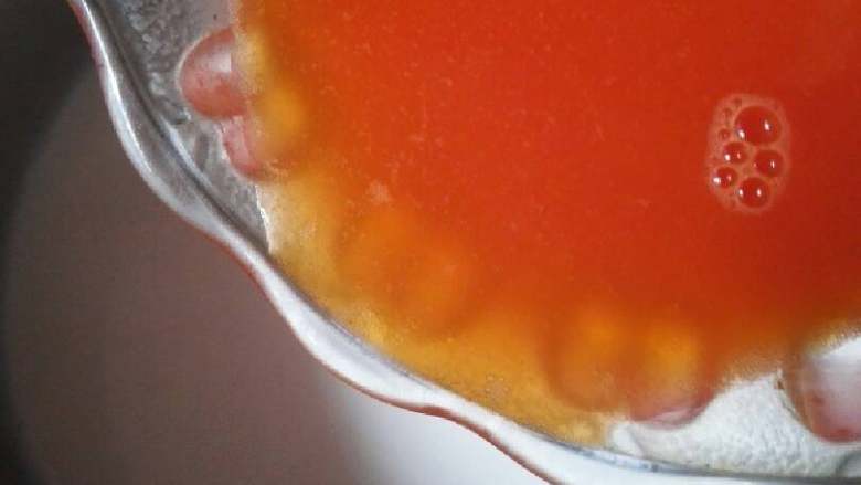 木瓜撞奶,再倒入过滤好的木瓜汁，搅拌均匀。