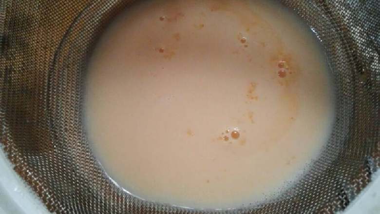 木瓜撞奶,把搅拌好的木瓜牛奶汁倒入容器中（最好过滤一下，这样会比较更加顺滑）。