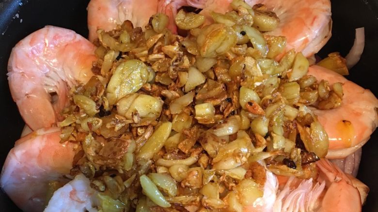 蒜蓉大虾,锅底层铺上洋葱丝，铺好过水后的虾，最后铺上蒜泥，淋上蒸鱼豉油，蒸上3-5分钟即可。出锅！