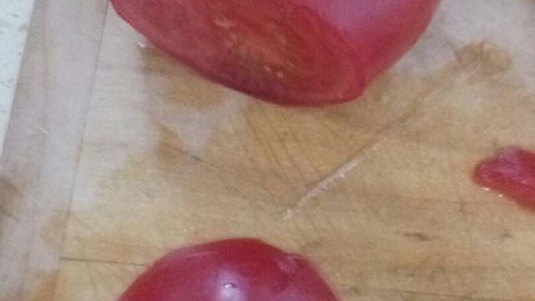 玫瑰之约#甜蜜美味#,从红色西红柿上切俩片，切的这两片必须要带皮的，用剪刀剪两个心