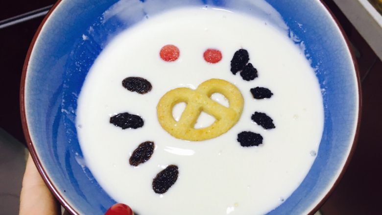 💓桑椹葡萄干酸奶的独特口感💓,将食材放入碗中即可。