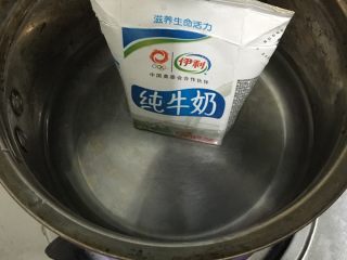 青汁布丁🍮,将牛奶温热（由于个人比较懒，所以直接隔水温热）