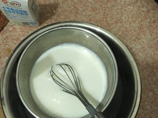青汁布丁🍮,将热牛奶、白砂糖加入去吉利丁片溶液中，搅拌至白砂糖融化；