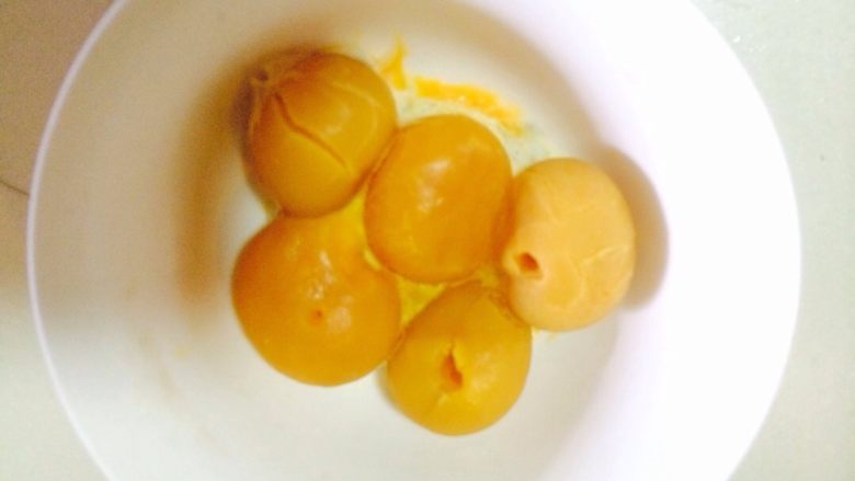 咸蛋黄焗南瓜,蛋黄蒸熟。