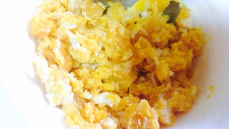 咸蛋黄焗南瓜,用调羹将蛋黄碾碎，备用。