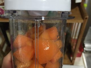好好ci牌 杏子果酱,搅拌机搅碎，分了两次。