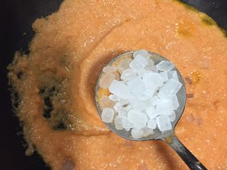 好好ci牌 杏子果酱,小火入锅。加一勺冰糖，由于没有白砂糖了。搅拌不能停。