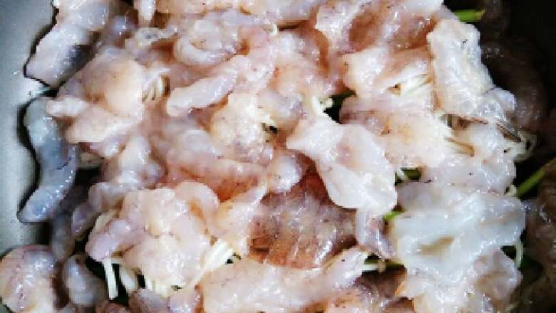 平底锅蒜香虾球,把韭菜垫底，放上金针菇，再把码好味的虾仁铺在金针菇上。