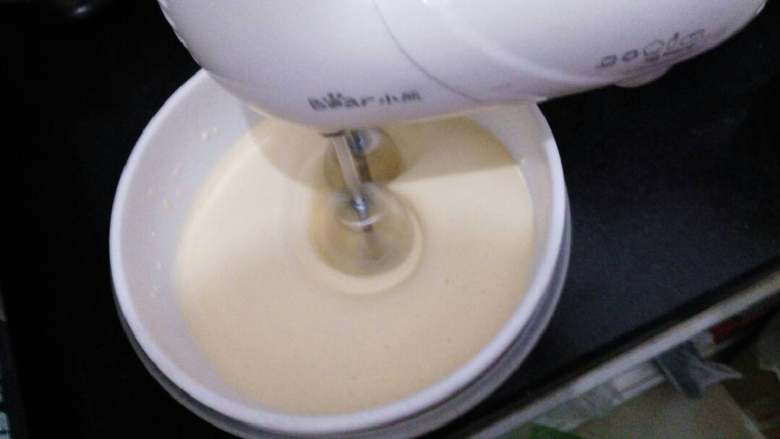 ≈柠檬小蛋糕≈,打发全蛋在45度的时候最容易打发，所以可以在打蛋盆下面坐一盆温水，然后加盐和糖打发全蛋，全蛋比较不好打发，要有一点耐心，全程高速打发