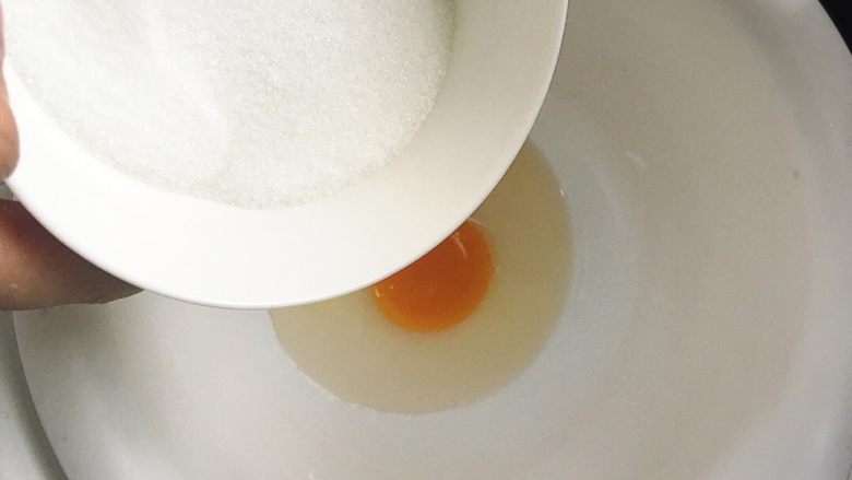 果干磅蛋糕,在全蛋液里加入<a style='color:red;display:inline-block;' href='/shicai/ 869'>白砂糖</a>，用打蛋器打发，直至打蛋头可以拎起，蛋液中充满满满的空气！