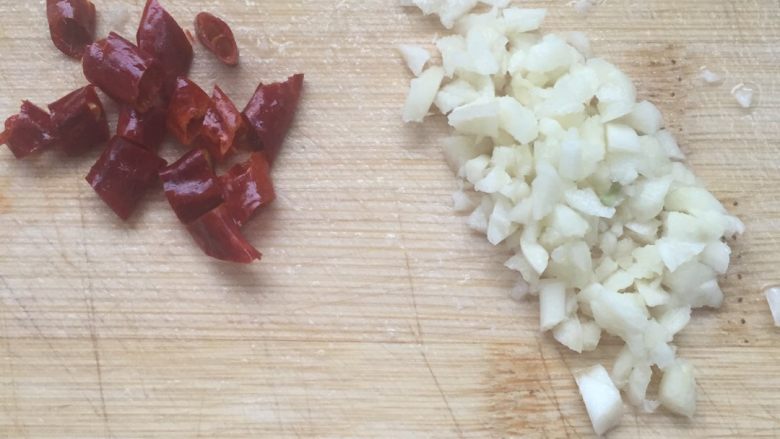 香芋蒸排骨,蒜切末，干辣椒祛籽切小段