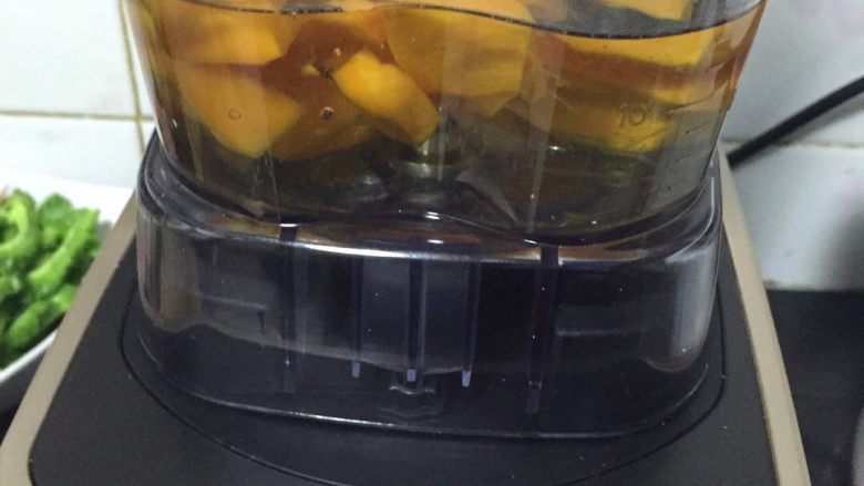 金汤山药,把切好的南瓜块放入料理机中加水打成细细的糊状、可先少加水、如果稠了煮时可以随时加、