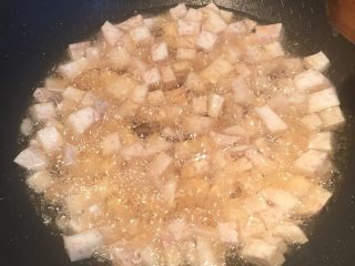 香芋蒸排骨,锅里放油，油热后放入切好的香芋，五分钟起锅