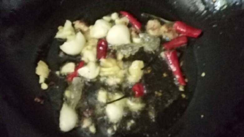 凉拌茄子,热锅倒油放入花椒，葱姜蒜，辣椒煸香