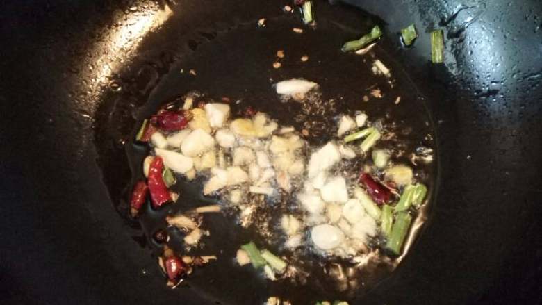 蒜香青菜,热锅倒油放入花椒，干辣椒，葱姜蒜，爆香