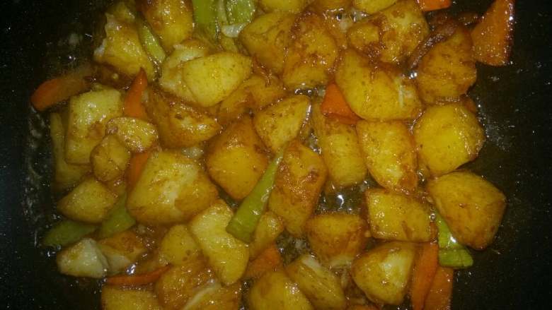 红烧土豆块,锅里留点底油倒入土豆块，青椒胡萝卜片，加点盐，美味鲜，鸡精快速翻炒均匀即可起锅。