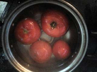 自制番茄酱,番茄洗干净，用开水洗会，容易去皮