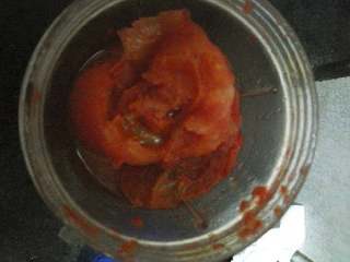自制番茄酱,将去完皮的番茄切小块，放果汁机里