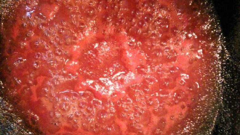 自制番茄酱,找个干净的锅，把番茄汁倒进锅里大火烧开后，改中火慢慢不停搅拌，一定要不停搅拌，免得烧糊了