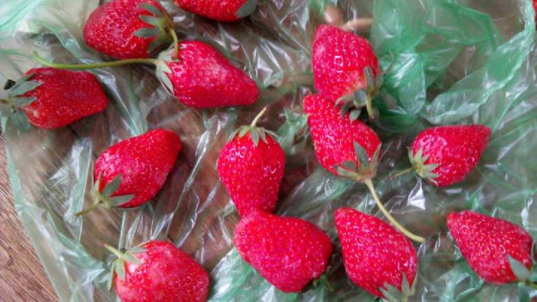 冻草莓#甜蜜美味#,选出几个无烂点，比较大个的<a style='color:red;display:inline-block;' href='/shicai/ 592'>草莓</a>。