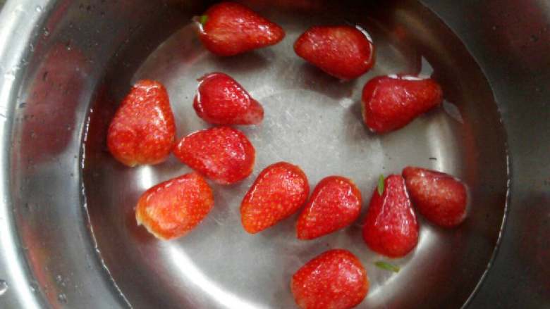 冻草莓#甜蜜美味#,将草莓用清水洗净去蒂，多清洗两遍。