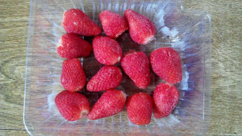 冻草莓#甜蜜美味#,冷冻好的草莓，存储时间比较长，天热吃几个透心凉。