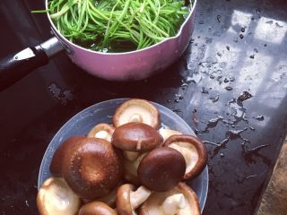 灌汤包,香菇，芹菜，用热水煮一下