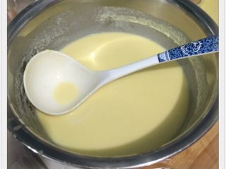 芒果千层蛋糕,将低粉糖粉鸡蛋牛奶盐全部搅拌均匀过筛