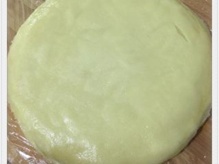 芒果千层蛋糕,煎出来的饼用保鲜膜包住放冰箱冷藏半小时，定型