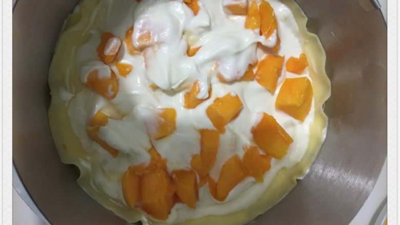 芒果千层蛋糕,一层奶油一层芒果一层可丽饼，放冰箱冷藏四小时效果更好