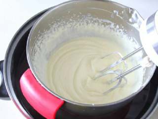 轻乳酪芝士蛋糕
,开始制作蛋糕糊，先将奶油奶酪，淡奶油和酸奶一起隔热水打均匀至顺滑无颗粒