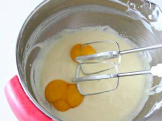 轻乳酪芝士蛋糕
,将蛋黄蛋清分开，加入4个蛋黄并搅打均匀